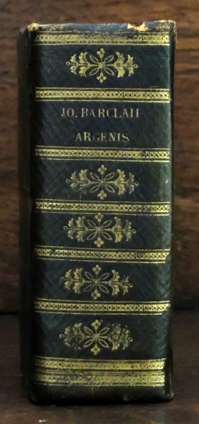 Jo. Barclaii - Jo. Barclaii. Argenis. Cum glave. Hoc est, Nominum propriorum elucidatione hactenus nondum edita. Editio Novissima. Prioribus emendatior & Correctior. Prostant Francofurti. Apud Clem. Schleichium. Et Lugd. Bat AV. Apud Iacobum Marci. Anno 1636.