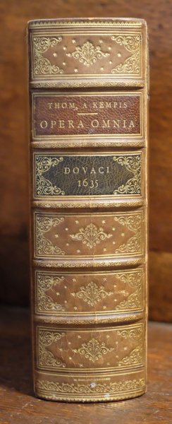 Thomas a Kempis - Ven. Viri Thomae Malleoli a Kempis, canonici Regularis ordini D. Augustini opera Omnia: Operâ au studio R. P. Henrici Sommalii è Societate. Testatur ipse author ex his opuseulis nonnulla se anno Domini 1441, scripsisse, quaedam verò alia, anno 1456. Editio quinta. DUACI, Ex Officina typographica Baltazaris Belleri, sub Circino aureo, Anno Domini, M. DC. XXXV.