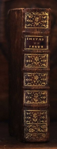 R. P. de Gonelieu - L'imitation de Jesus-Christ, traduction nouvelle, Avec une Pratique & une Priere à la fin de chaque Chapitre, & l'Ordinaire de la Messe, en Latin & en François. Par le R.P. de Gonelieu, de la Compagnie de Jesus. Nouvelle Édition, Augmentée des Sept Pseaumes de la Pénitence, des Litanies du Saint Nom de Jesus, des Saints, &c. & d'une Oraison trés-dévote, qui convient tant aux Prêtres qu'aux Laïcs, pour réciter avant ou aprés la sainte Messe, tirée de Thomas á Kempis.