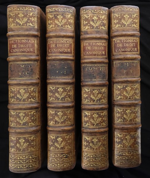 M. Durand de  Maillane - Dictionnaire de droit canonique, et de pratique bénéficiale, conféré avec les maximes et la jurisprudence de France, c'est-à-dire, avec les Usages & Libertés de l'Eglise Gallicane, les Pragmatiques & Concordats, les Ordonnances, Édits & Déclarations de nos Rois, les Arrêts des Parlements & du Grand Conseil, les saines Opinions des Auteurs François, & la Pratique des Officialités. Le tout mis dans un ordre qui donne une connoissance exacte des Canons de Discipline, des Usages de la Cour de Rome, des Pays d'Obédience & des Pays Libres, de la Pratique & des Regles de la Chancellerie Romaine, de la Forme des Provisions qui en émanent pour ce Royaume, des Indults, des Expectatives, des Exemptions,de la Hiérarchie Ecclésiastique, des Droits & de l'Autorité du Pape en France, & généralement de tout ce qui peut regarder, dans le Droit Canonique, les Biens & la Police extérieure de l'Eglise. Par M. Durand de Maillane, Avocat au Parlement d'Aix. Seconde Edition, revue, corrigée & augmentée par l